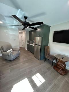 Cozy Couples Retreat 10 minutes to Beach & Downtown - 2