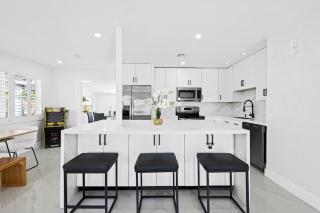 Chic Pompano Getaway - Pool Beach & Pickleball - Family - 3