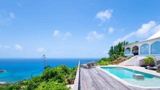 Peaceful Tropical Sanctuary Overlooking Deep Blue - 0