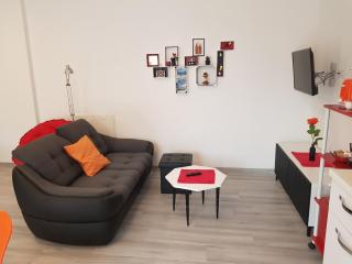 Ground floor studio flat with free parking - 0