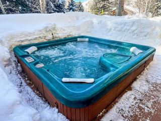 #104 Private Hot Tub, 2 car garage, abundant parking, Elkhorn Amenities - 0