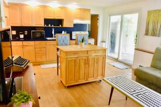 Cozy Comfort Living - A Home Away From Home - 7