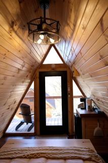 Lovely Rural Cabin Nestled Among Nature by Tappan Lake in Ohio - 4