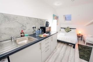 Modern Cosy Studio Getaway - Fast WiFi - 8