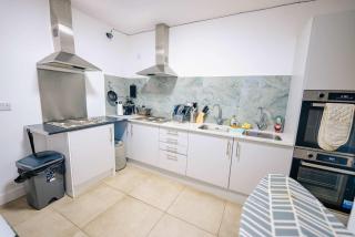 Modern Cosy Studio Getaway - Fast WiFi - 2