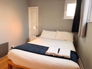 Southampton Central Apartment - 5 Double Beds, 5 Bedrooms, 2 Bathrooms - Large Bedrooms - Perfect for Contractors, Large Groups of Friends, Families - 5