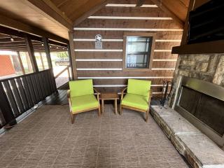 Peaceful Lakefront Tiny Cabin Nestled in the Sabine National Forest for a Romantic Escape in Hemphill, Texas - 8