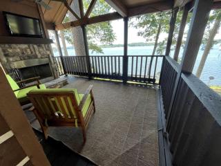 Peaceful Lakefront Tiny Cabin Nestled in the Sabine National Forest for a Romantic Escape in Hemphill, Texas - 7