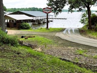 Gorgeous Cabin with Beautiful Views of Toledo Bend Lake for a Relaxing Couples Getaway in Hemphill, Texas - 4