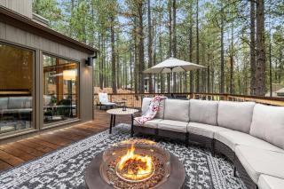 Treehouse Cabin Hot Tub Sauna Game Room - 9