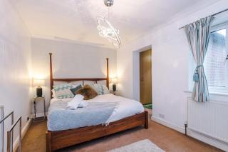 4 Bed House - Sleeps 8 - Free Parking - Manchester - 8
