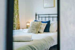 4 Bed House - Sleeps 8 - Free Parking - Manchester - 1