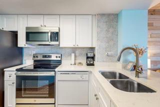 Beautifully Renovated Oceanfront 1BR! Roxanne Towers 303 - 0