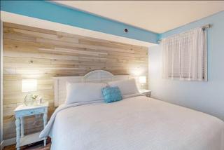 Beautifully Renovated Oceanfront 1BR! Roxanne Towers 303 - 8