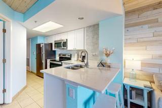 Beautifully Renovated Oceanfront 1BR! Roxanne Towers 303 - 4