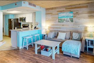 Beautifully Renovated Oceanfront 1BR! Roxanne Towers 303 - 3