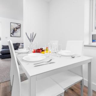 Two Bed Apartment - Parking - Balcony - Smethwick 4MC - 1