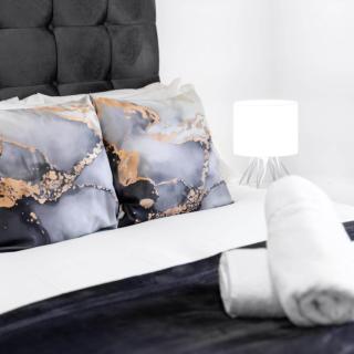 Two Bed Apartment - Parking - Balcony - Smethwick 4MC - 6