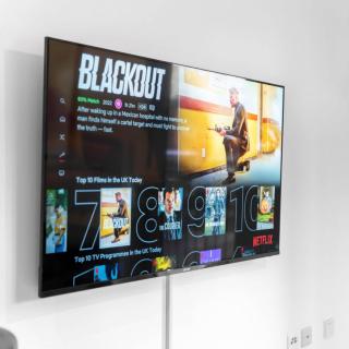 Two Bed Apartment - Parking - Balcony - Smethwick 4MC - 4