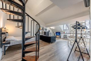 Historic Palace Duplex - Cruises 2min - AC - WiFi - 8