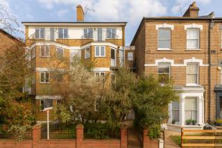 2 Bed Apartment in Hammersmith - 5