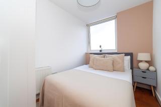 High-End 2 Bed Flat near Westfield London - 8