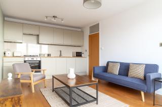 High-End 2 Bed Flat near Westfield London - 6