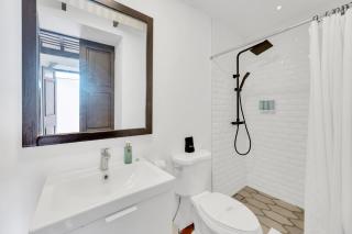 Just Remodeled Studio in Colonial OSJ UNIQUE Location LOCAL experience - 2