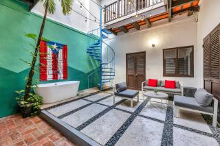 Colonial Villa Just Remodeled 2 floors Indoor Patio & Tub - 0