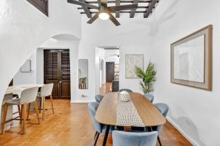 Colonial Villa Just Remodeled 2 floors Indoor Patio & Tub - 9