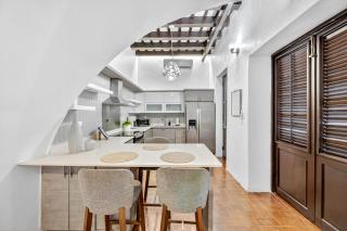 Colonial Villa Just Remodeled 2 floors Indoor Patio & Tub - 7
