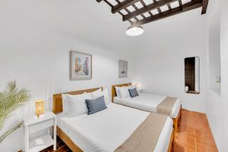 Colonial Villa Just Remodeled 2 floors Indoor Patio & Tub - 8