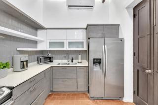 Colonial Villa Just Remodeled 2 floors Indoor Patio & Tub - 4