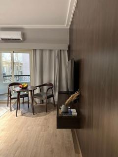 Deluxe One-Bedroom Apartment with Balcony - 2