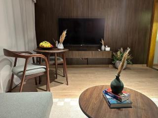 Deluxe 1BR Apartment with Balcony in New Cairo - 3