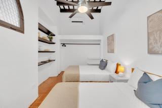 Colonial Apt with Balcony in OSJ Next to San Sebastian APT 3 - 1