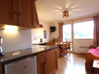 Appartement de 45m² avec balcon, 5 couchages, à 300m des pistes et commerces, bien équipé - FR-1-572-103 - 0