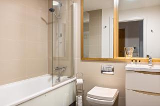 Stylish Greenwich Apartment with Balcony And River Views - 3