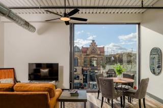 Modern City View 1BR Apartment with Office - free parking - 0