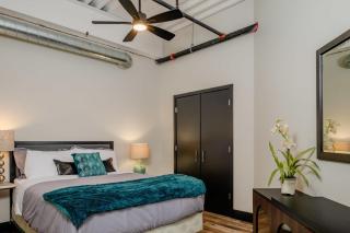 Modern City View 1BR Apartment with Office - free parking - 7