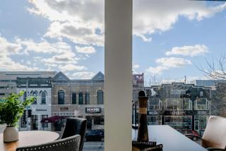 Modern City View 1BR Apartment with Office - free parking - 4