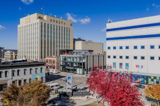 Modern City View 1BR Apartment with Office - free parking - 2