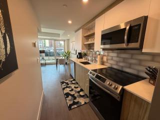 Bright spotless and modern 1 BR with gym - 5