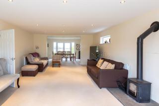 Grand 5BR Home in Market Harborough with Parking - 2