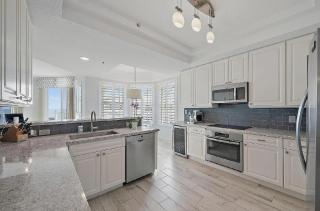 Luxurious Three-Bedroom Oceanfront Penthouse with Resort Amenities - 1