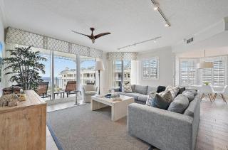 Luxurious Three-Bedroom Oceanfront Penthouse with Resort Amenities - 8