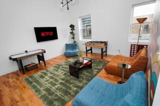 Pilsen Chicago 6BR Getaway with Game Room, Gym & Paid Parking Near Soldier Field & McCormick Place - 4