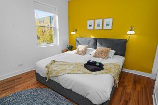 Pilsen Chicago 6BR Getaway with Game Room, Gym & Paid Parking Near Soldier Field & McCormick Place - 6