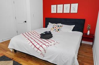 Pilsen Chicago 6BR Getaway with Game Room, Gym & Paid Parking Near Soldier Field & McCormick Place - 2