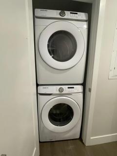 Bright bold & beautiful 1 BR with 6 applainces - 2